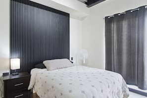 Recámara con Smart TV y escritorio - Industrial Loft | 2 Queen Beds & Terrace (Durango)