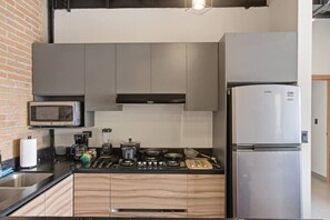 Kühlschrank, Mikrowelle, Herdplatte, Wasserkocher mit Kaffee-/Teezubehör