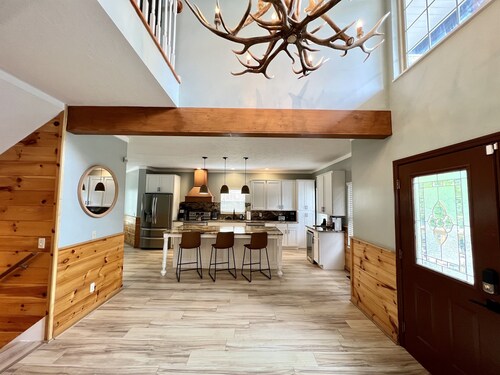 Gatlinburg, Sleeps 21, Hot Tub, Mt. Le Conte Views, Pool Table, Theater Room