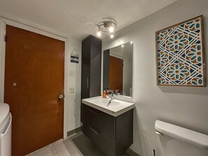 Towels, soap - Vrbo Property (Montréal)
