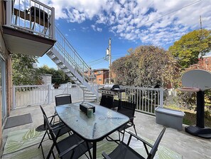 Outdoor dining - Vrbo Property (Montréal)
