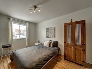 Iron/ironing board, WiFi, bed sheets - Vrbo Property (Montréal)