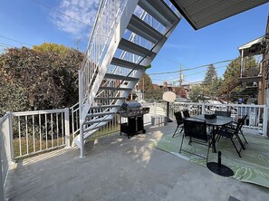 Outdoor dining - Vrbo Property (Montréal)