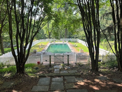 Fabulous 5-bedroom villa in tranquil Caves Valley area in Baltimore County MD