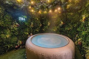 Indoor spa tub - Luxe 5BR Family Retreat w/ Hot Tub & Pool Table (Greater London)