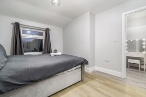 Iron/ironing board, Internet, bed sheets - Luxe 5BR Family Retreat w/ Hot Tub & Pool Table (Greater London)