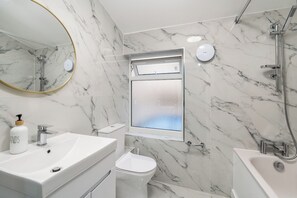 Hair dryer, towels - Luxe 5BR Family Retreat w/ Hot Tub & Pool Table (Greater London)
