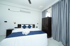Deluxe Double Room, Balcony, Ocean View | Laptop workspace, free WiFi
