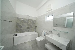 Deluxe Double Room, Balcony, Ocean View | Bathroom - Diyash Beach Resort - Trincomalee (Trincomalee)