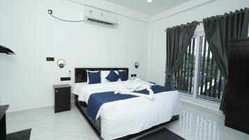Deluxe Double Room, Balcony, Ocean View | Laptop workspace, free WiFi