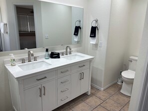 Hair dryer, towels, soap, toilet paper - Peaceful Tri-level Home with 2 King Bds/2 Full Bth (Chandler)