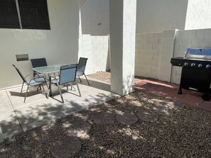 Outdoor dining - Peaceful Tri-level Home with 2 King Bds/2 Full Bth (Chandler)