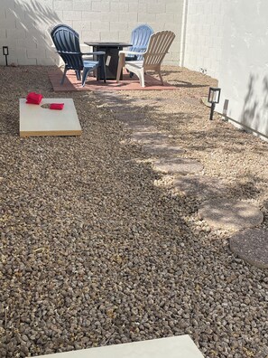 Outdoor dining - Peaceful Tri-level Home with 2 King Bds/2 Full Bth (Chandler)