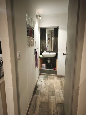Douche, serviettes fournies, savon, papier toilette