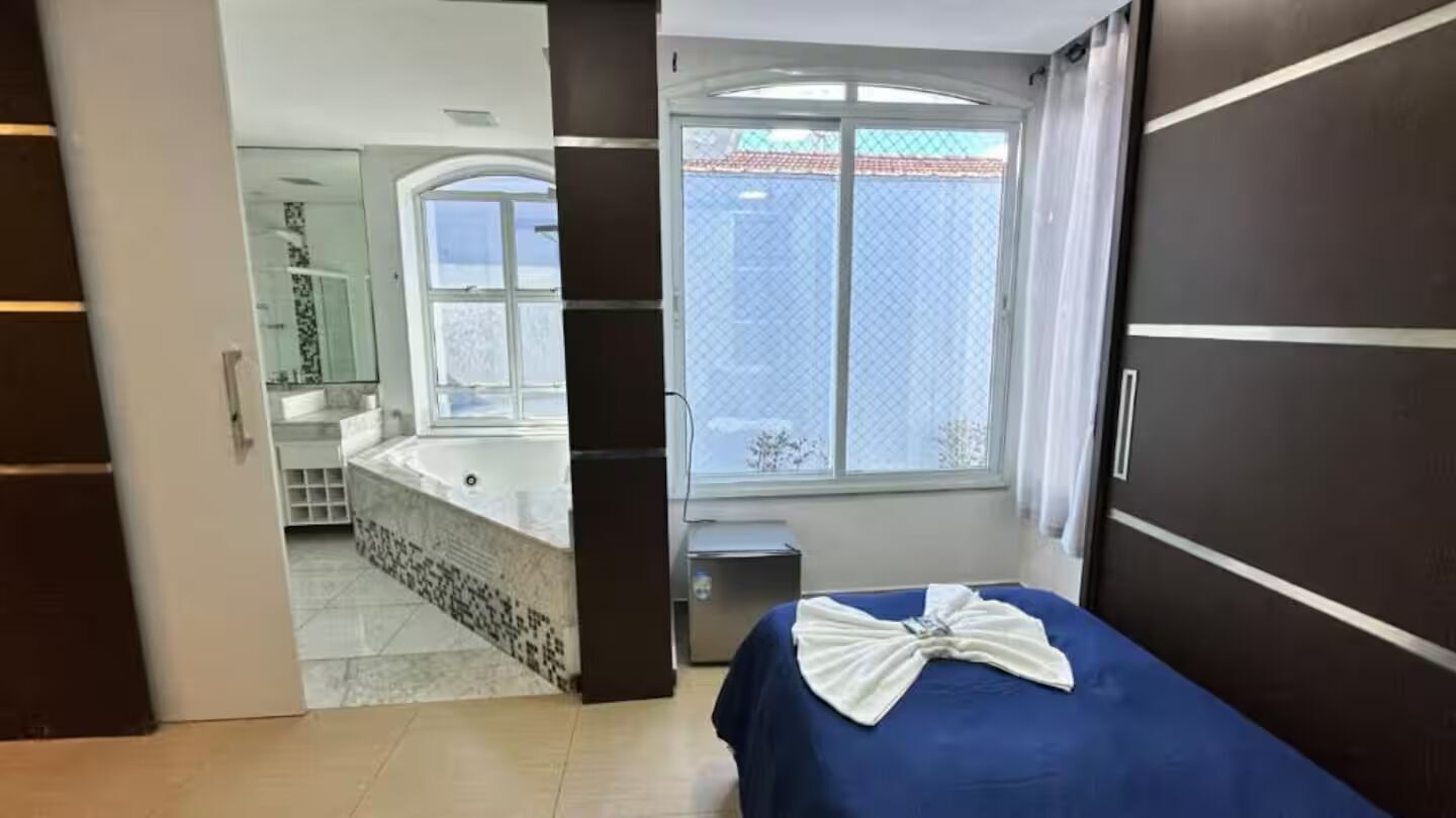 5 bedrooms, iron/ironing board, WiFi, bed sheets