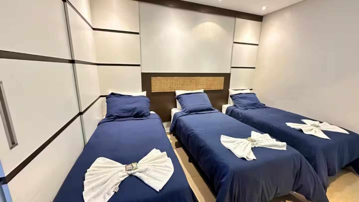 5 bedrooms, iron/ironing board, WiFi, bed sheets