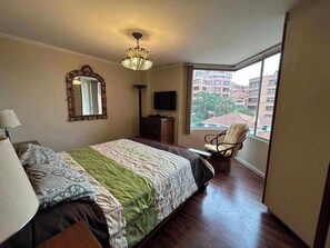 Room - Charming Haven in Cuenca near tram and historic center (Cuenca)
