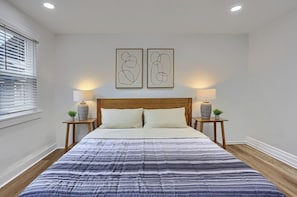 Tabla de planchar con plancha, wifi gratis, ropa de cama