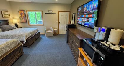 Peaceful studio with AC in charming Quincy sunland estates near river.