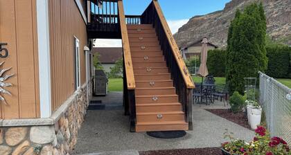 Peaceful studio with AC in charming Quincy sunland estates near river.