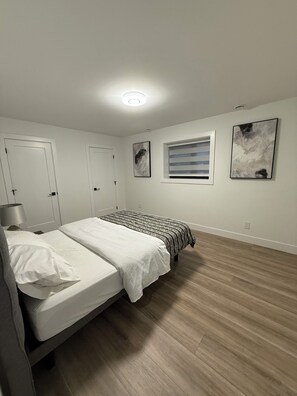 Room - Family-sized 2 bedroom suite. Close to the highway, mall, & more (Surrey)