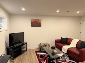 Living area - Family-sized 2 bedroom suite. Close to the highway, mall, & more (Surrey)