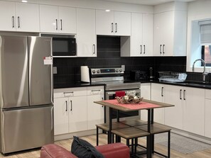 Private kitchen - Family-sized 2 bedroom suite. Close to the highway, mall, & more (Surrey)