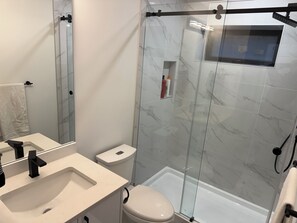 Bathroom - Family-sized 2 bedroom suite. Close to the highway, mall, & more (Surrey)