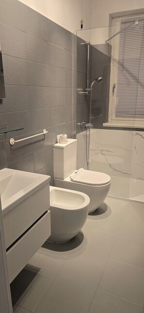 Shower, hair dryer, bidet, towels - The little house by the lake (Lombardia)