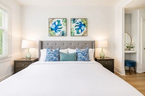 Iron/ironing board, travel cot, WiFi - The Palm Leaf Suite on Palm Beach Island (Palm Beach)
