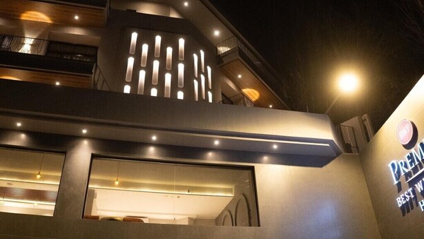 Un edificio moderno con un letrero llamativo que dice 'PREMIUM BEST WORLD HOTEL'.