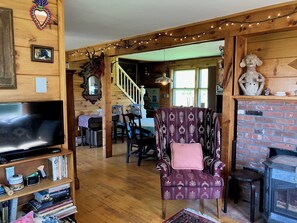 Living area - Mountain Hilltop Retreat: Cozy 2-bedroom cottage in serene Bridgewater with AC (Bridgewater)