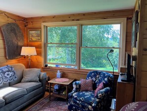 Living area - Mountain Hilltop Retreat: Cozy 2-bedroom cottage in serene Bridgewater with AC (Bridgewater)