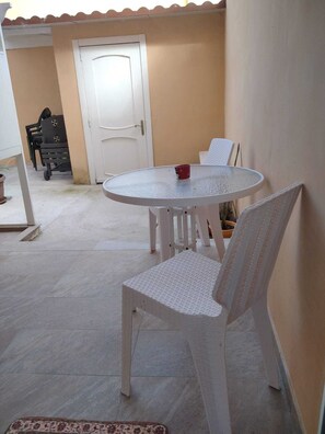 Outdoor dining - Vrbo Property (Lizzanello)