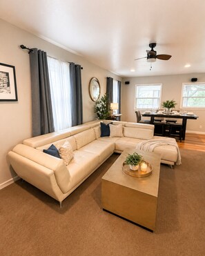 TV, books - Backwater Bliss 3BD/2BA/Grill/Pet Friendly(Near Backwater Cove)-20PP (Osage Beach)