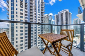Condo, sacada, vista para a cidade | Opções para refeição ao ar livre