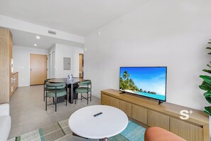 Condo, sacada, vista para a cidade | Opções para refeição