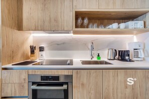 Condo, sacada, vista para a cidade | Cozinha privada | Geladeira, micro-ondas, cooktop, lava-louças