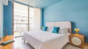 Apartamento Deluxe, balcón, vistas parciales al mar | Cortinas opacas, tabla de planchar con plancha, wifi gratis