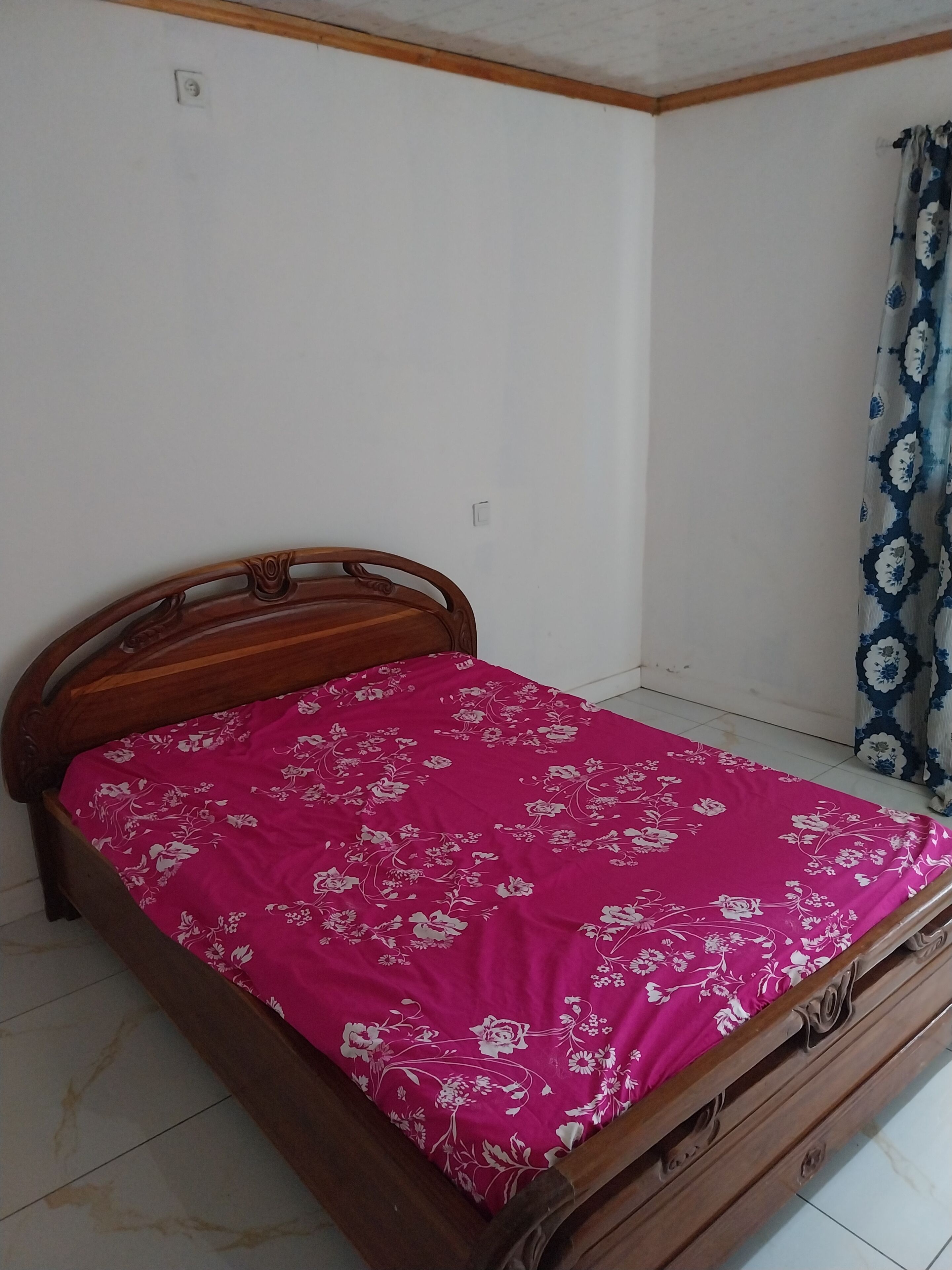 Iron/ironing board, bed sheets