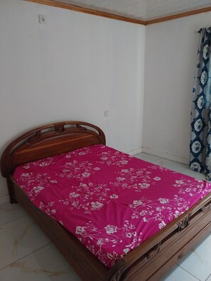 Iron/ironing board, bed sheets - Lovely kribian house in earthen brick  (Kribi)