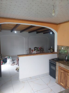 Fridge, oven, stovetop, coffee/tea maker - Lovely kribian house in earthen brick  (Kribi)