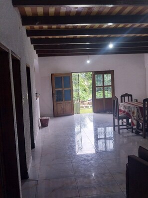 Interior - Lovely kribian house in earthen brick  (Kribi)