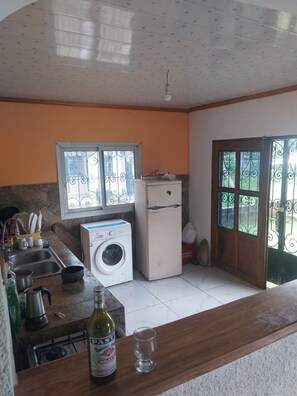 Fridge, oven, stovetop, coffee/tea maker - Lovely kribian house in earthen brick  (Kribi)