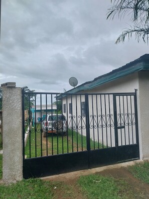 Property grounds - Lovely kribian house in earthen brick  (Kribi)