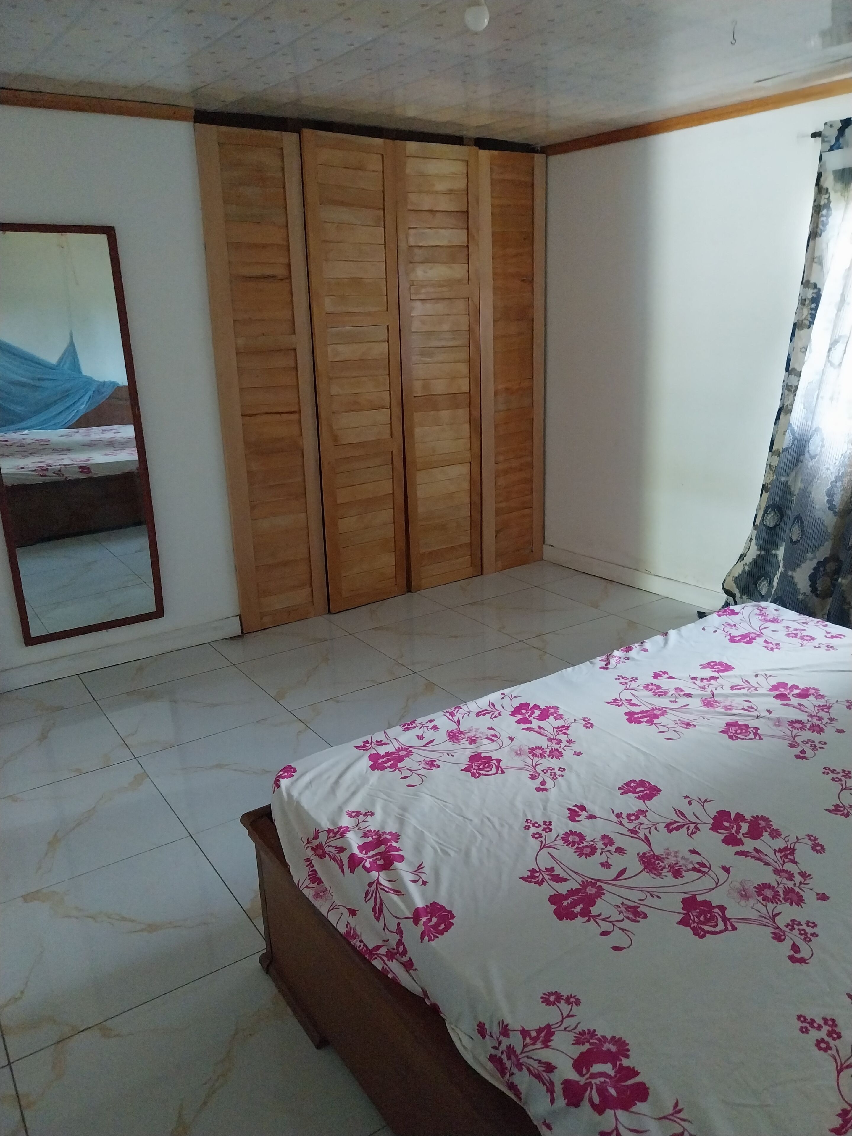 Iron/ironing board, bed sheets