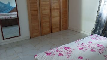 Iron/ironing board, bed sheets