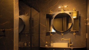 Deluxe Double Room, City View | Bathroom | Towels, soap, shampoo, toilet paper - HÔTEL GRAND PLACE (Mons)