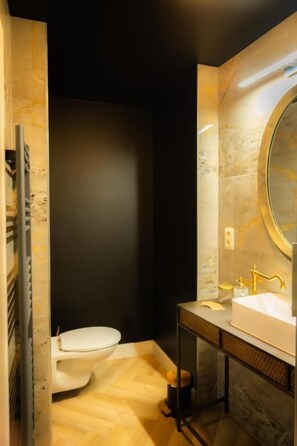 Deluxe Double Room | Bathroom | Free toiletries, towels, soap, shampoo - MONS GRAND PLACE  (MONS)