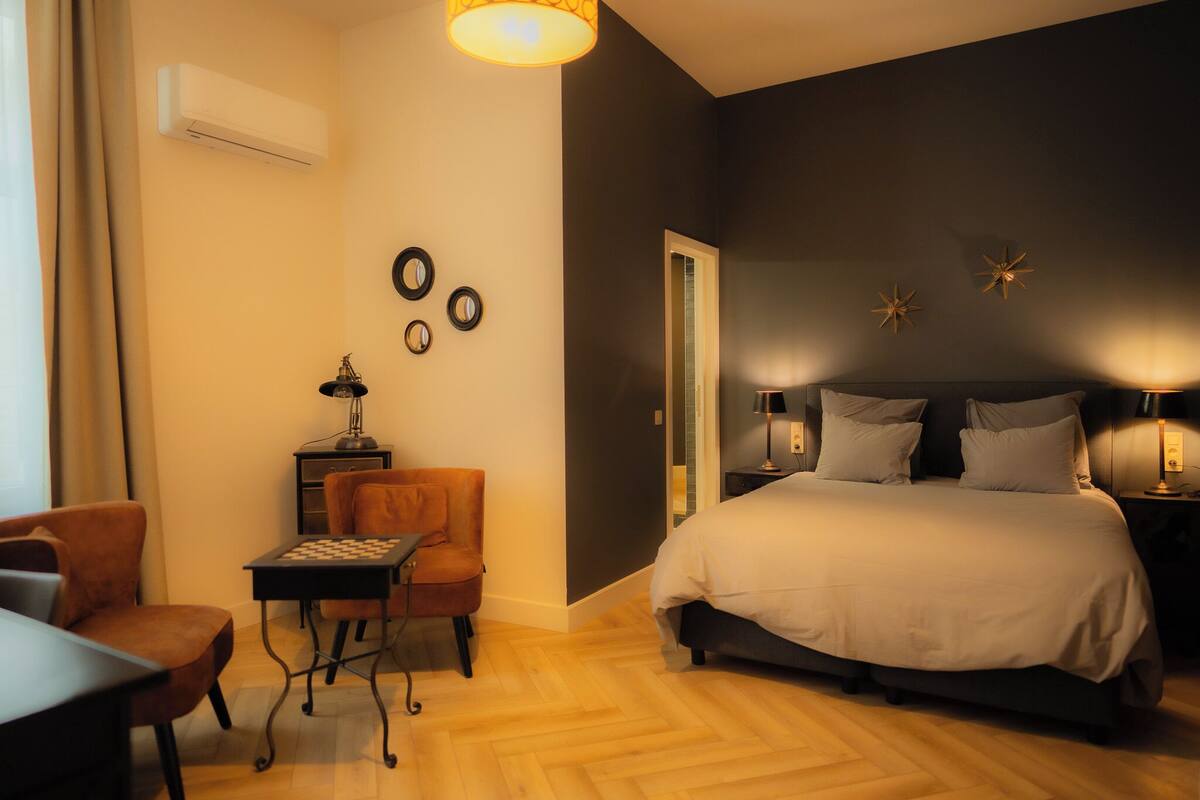 Minibar, sistema de insonorización, wifi gratis y ropa de cama